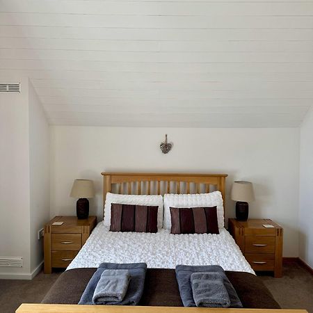 Medway Hot Tub Lodge South Cerney Bagian luar foto