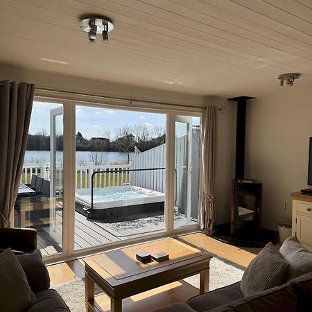 Medway Hot Tub Lodge South Cerney Bagian luar foto