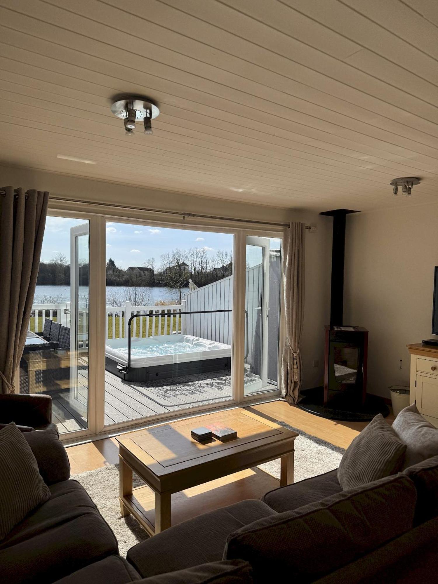 Medway Hot Tub Lodge South Cerney Bagian luar foto