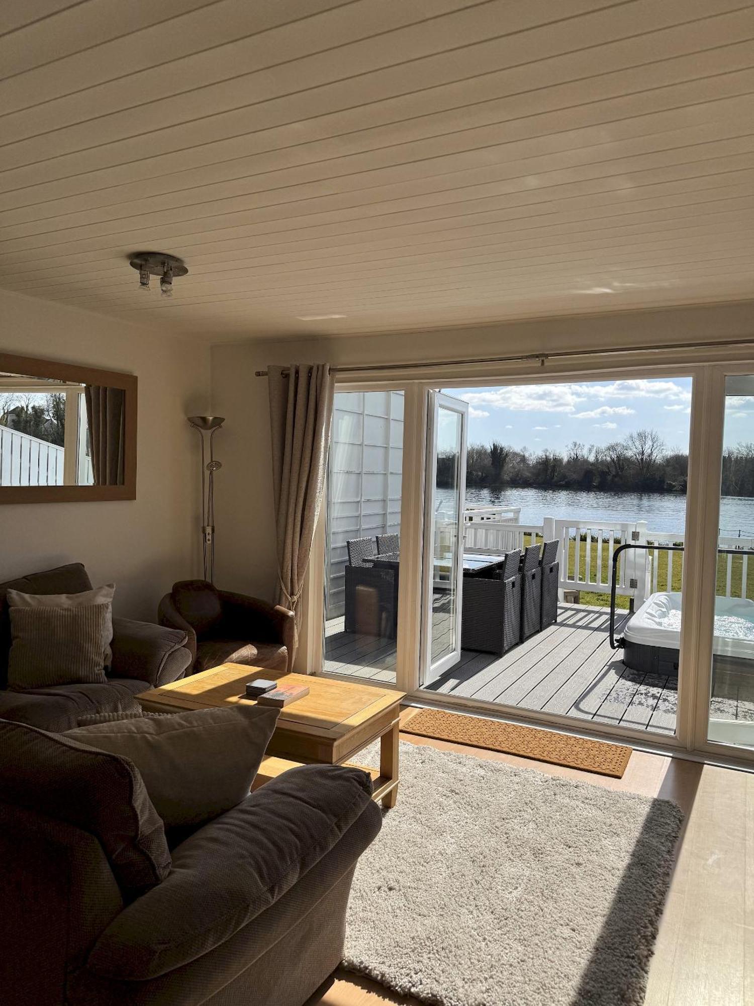 Medway Hot Tub Lodge South Cerney Bagian luar foto