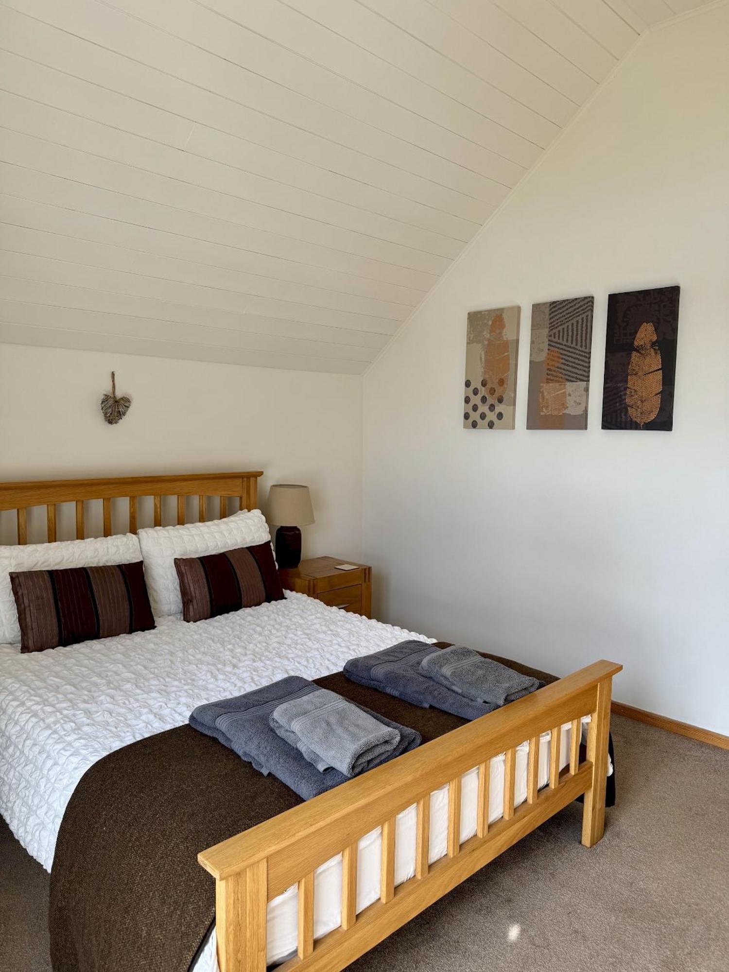 Medway Hot Tub Lodge South Cerney Bagian luar foto