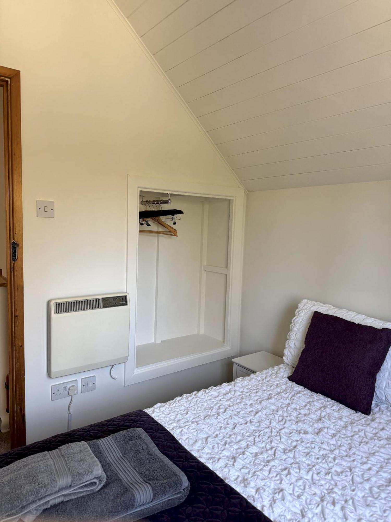Medway Hot Tub Lodge South Cerney Bagian luar foto