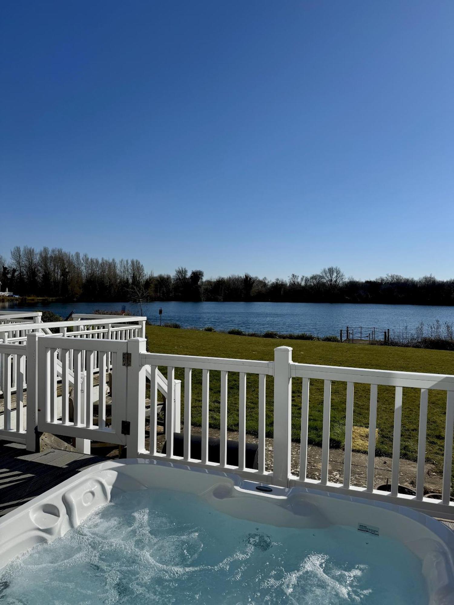 Medway Hot Tub Lodge South Cerney Bagian luar foto