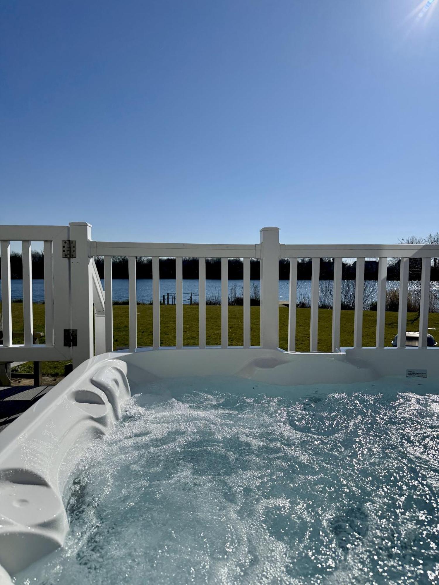 Medway Hot Tub Lodge South Cerney Bagian luar foto