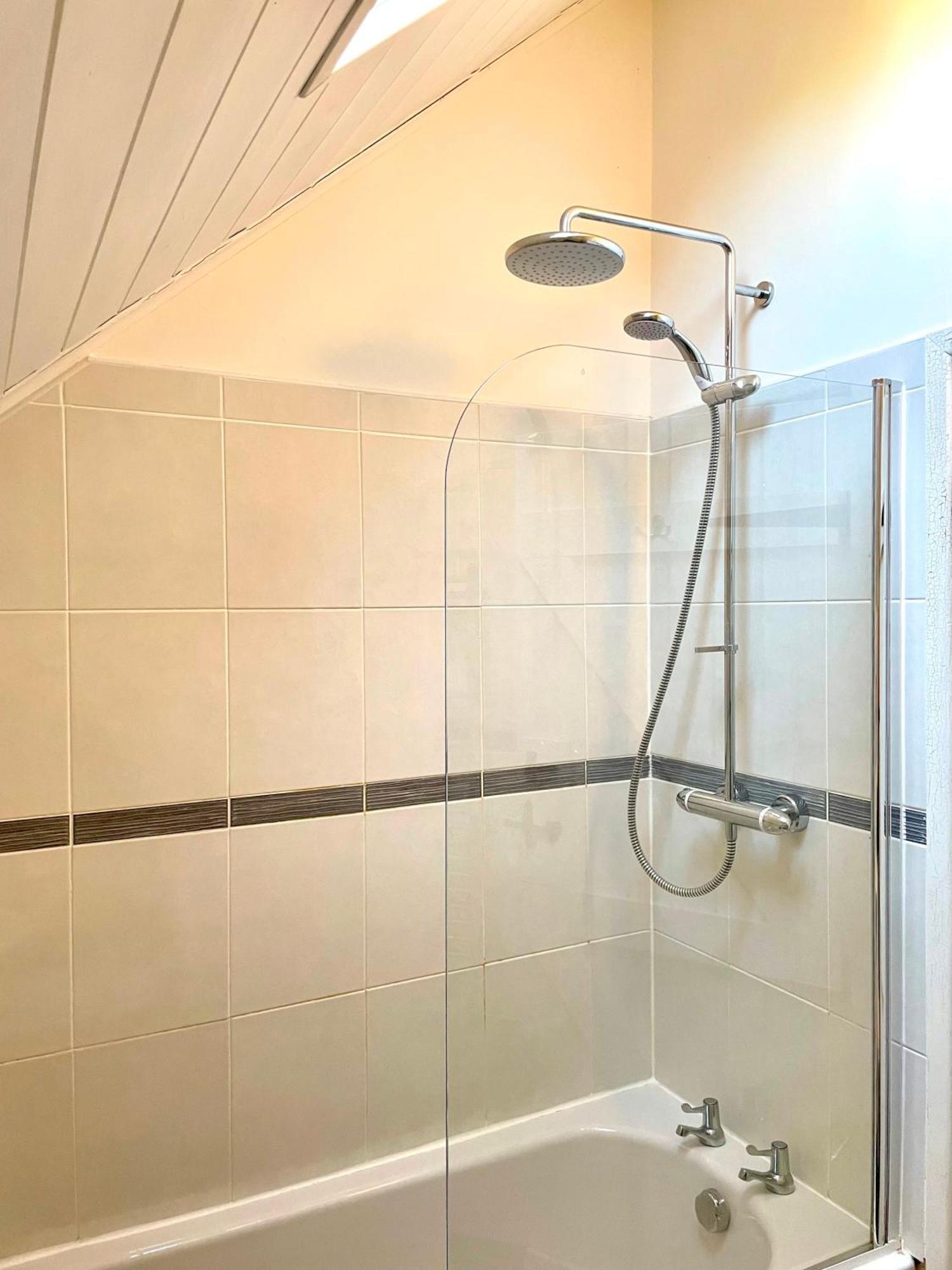 Medway Hot Tub Lodge South Cerney Bagian luar foto