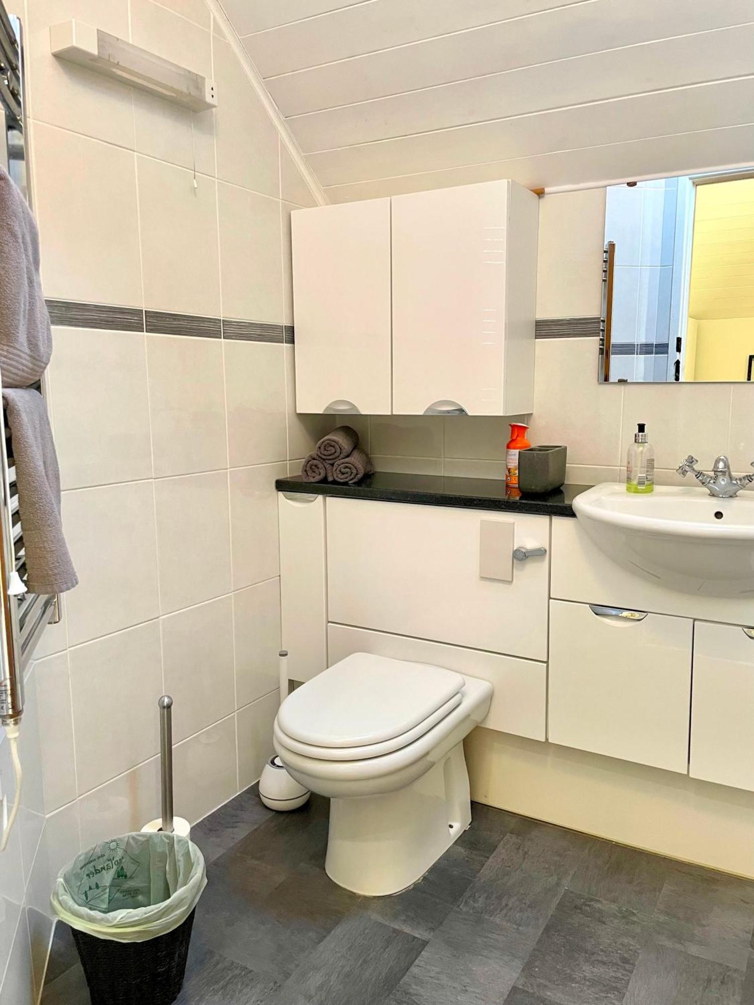 Medway Hot Tub Lodge South Cerney Bagian luar foto