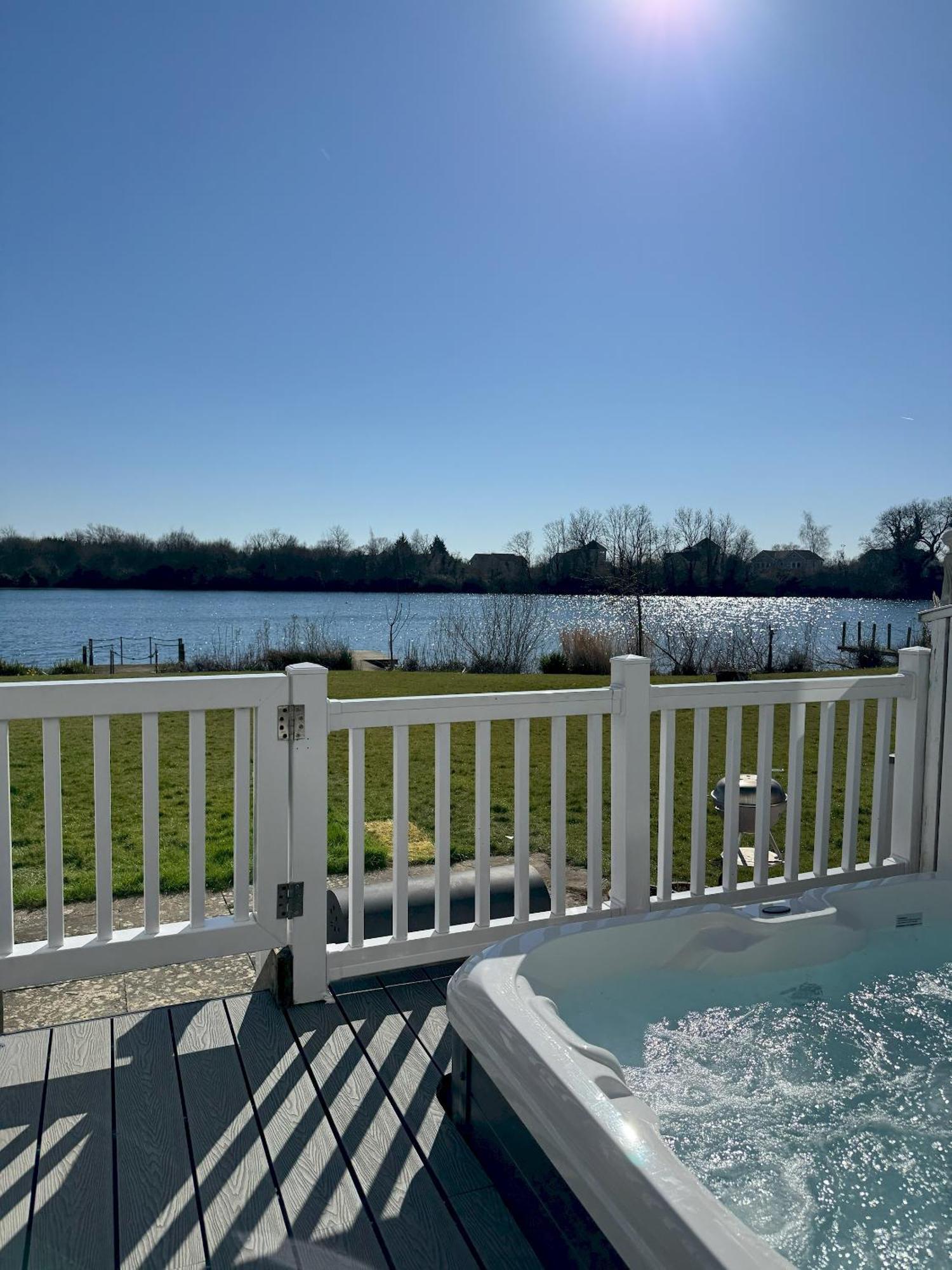 Medway Hot Tub Lodge South Cerney Bagian luar foto