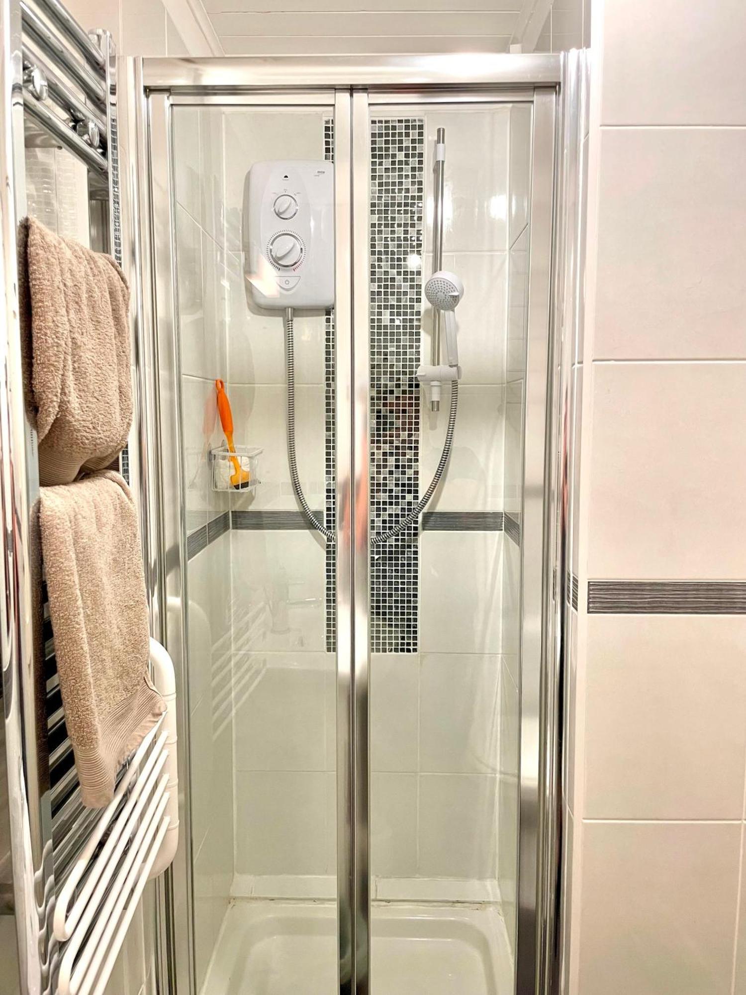 Medway Hot Tub Lodge South Cerney Bagian luar foto