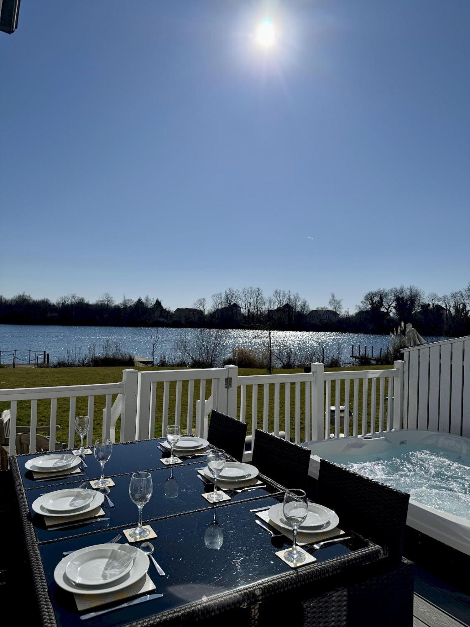 Medway Hot Tub Lodge South Cerney Bagian luar foto