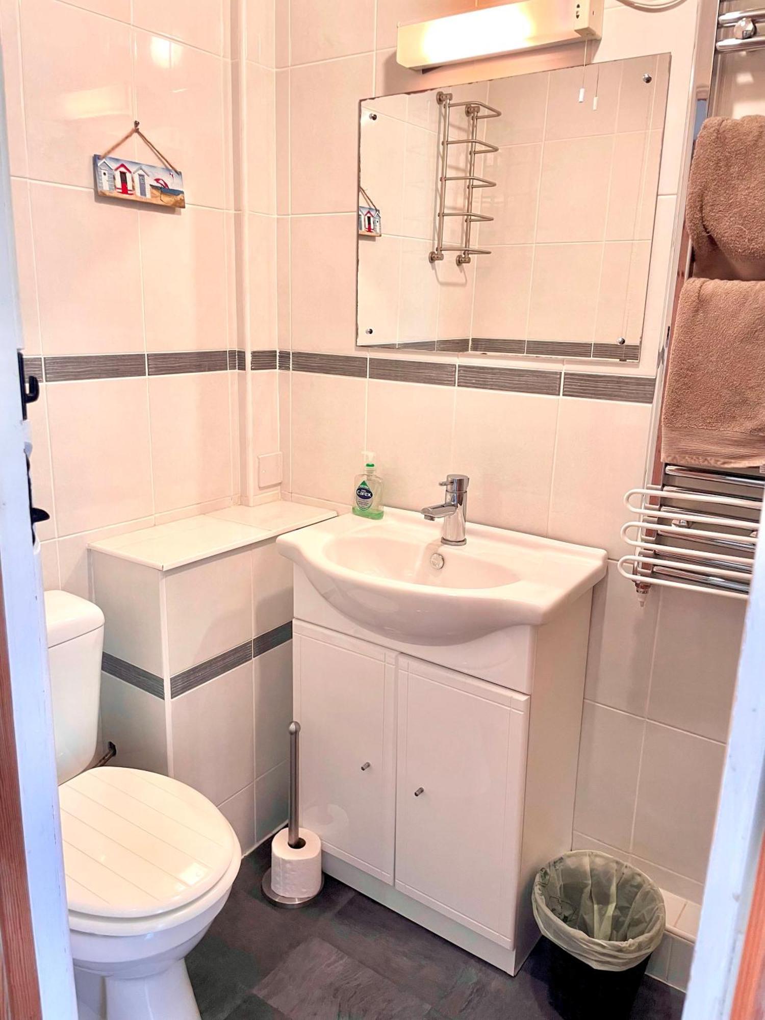 Medway Hot Tub Lodge South Cerney Bagian luar foto