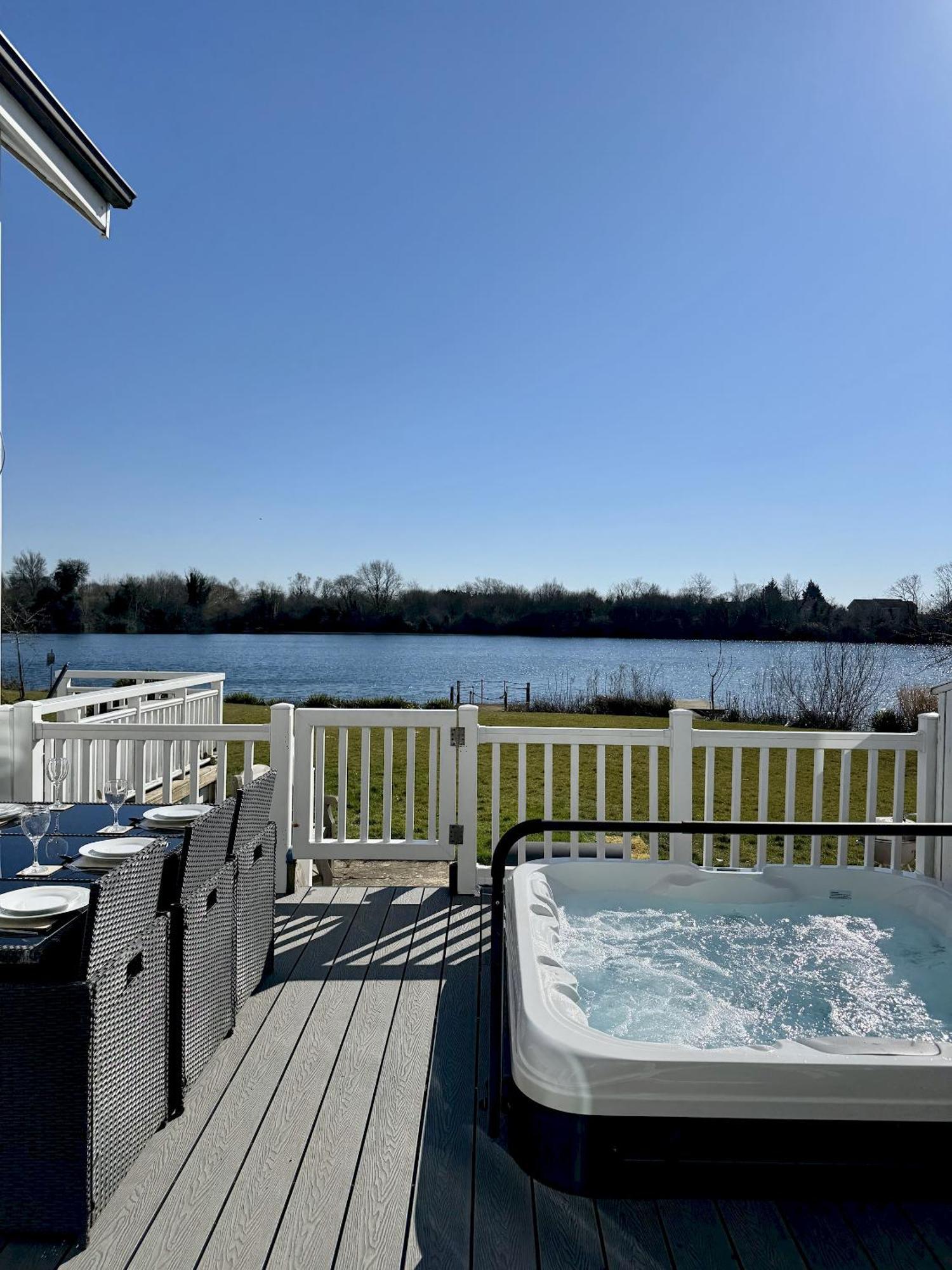 Medway Hot Tub Lodge South Cerney Bagian luar foto